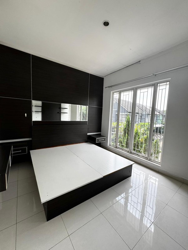 Disewakan Rumah 2 Lantai Bintaro Sektor 9 - 4+1 KT, Semi Furnished, Siap Huni