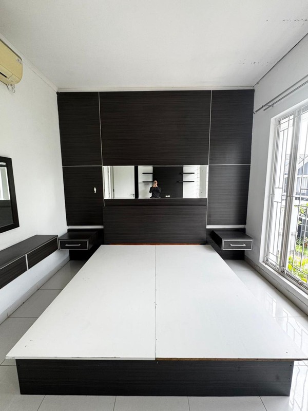 Disewakan Rumah 2 Lantai Bintaro Sektor 9 - 4+1 KT, Semi Furnished, Siap Huni