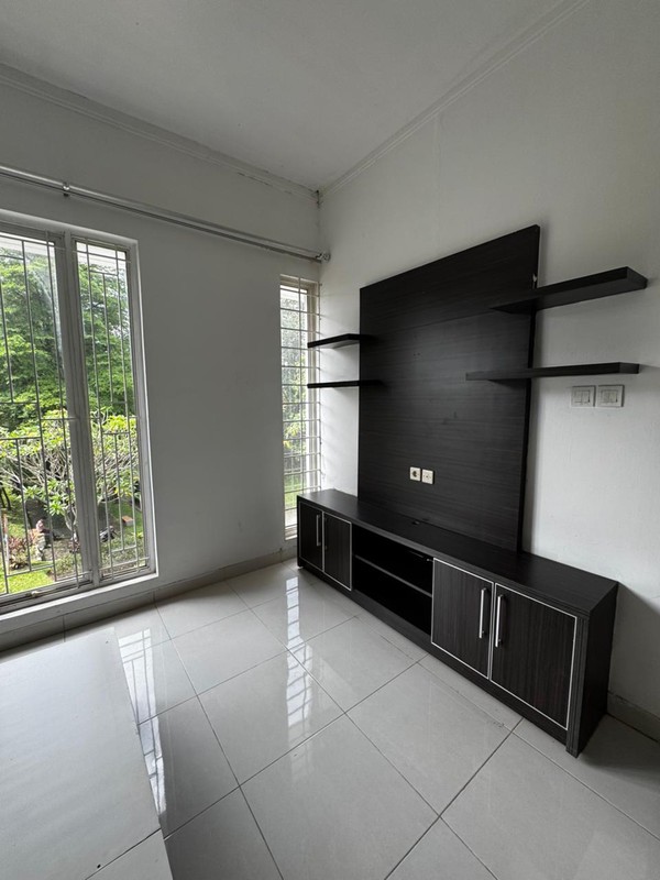 Disewakan Rumah 2 Lantai Bintaro Sektor 9 - 4+1 KT, Semi Furnished, Siap Huni