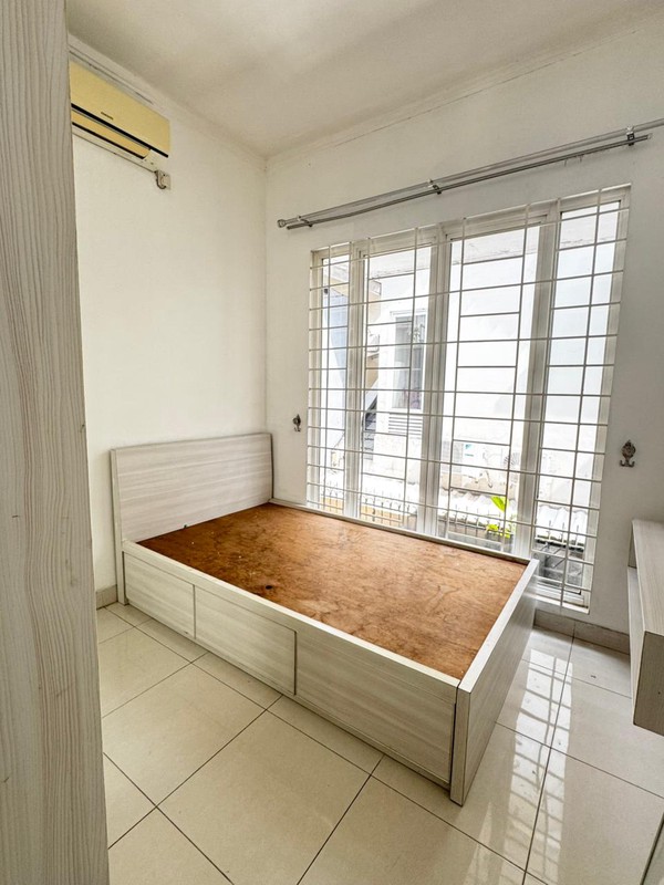 Disewakan Rumah 2 Lantai Bintaro Sektor 9 - 4+1 KT, Semi Furnished, Siap Huni