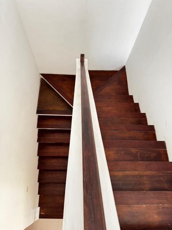 Disewakan Rumah 2 Lantai Bintaro Sektor 9 - 4+1 KT, Semi Furnished, Siap Huni