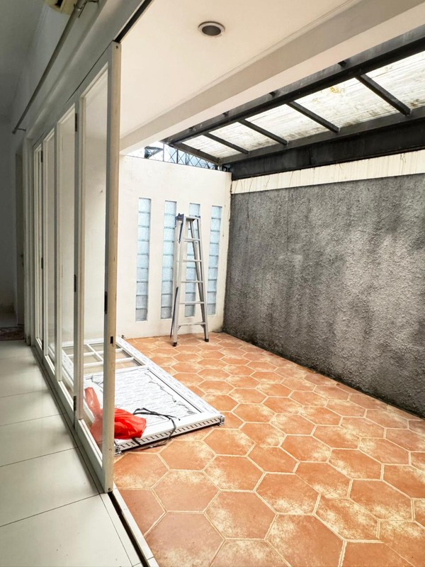 Disewakan Rumah 2 Lantai Bintaro Sektor 9 - 4+1 KT, Semi Furnished, Siap Huni