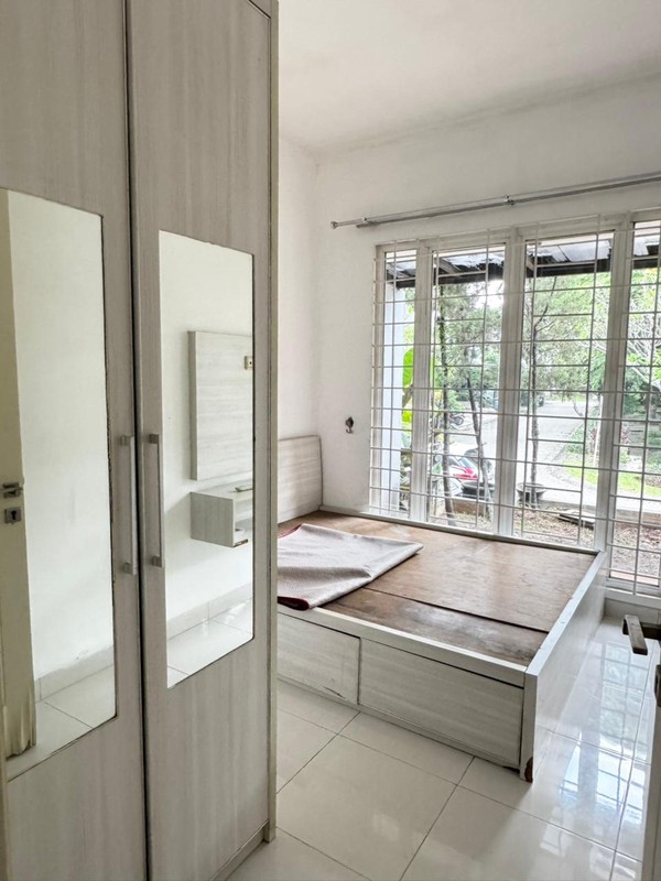 Disewakan Rumah 2 Lantai Bintaro Sektor 9 - 4+1 KT, Semi Furnished, Siap Huni