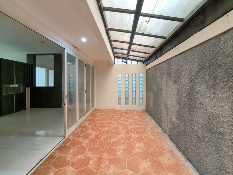 Disewakan Rumah 2 Lantai Bintaro Sektor 9 - 4+1 KT, Semi Furnished, Siap Huni