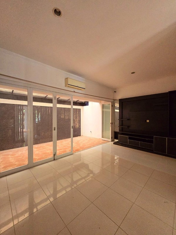 Disewakan Rumah 2 Lantai Bintaro Sektor 9 - 4+1 KT, Semi Furnished, Siap Huni