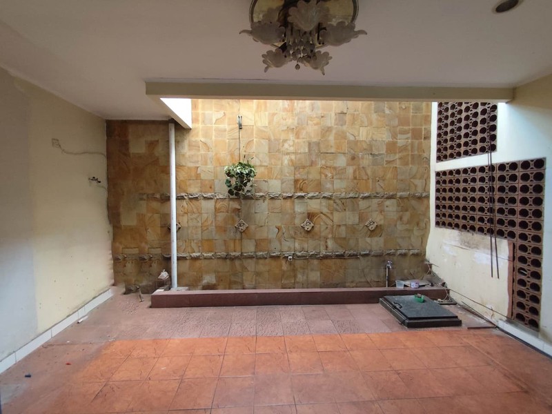 Dijual Rumah Hoek Bintaro Sektor 9 - 2 Lantai, 4 KT, LT 222 m², SHM, Jarang Ada!