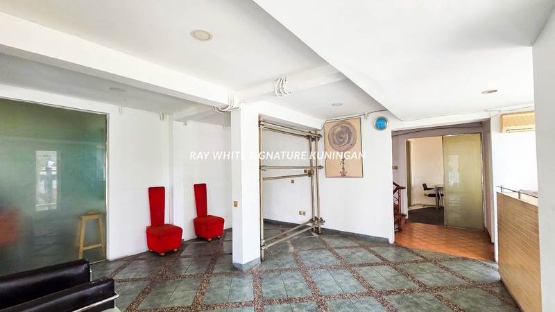 Rumah Hook Lokasi Prime di Tebet Barat Raya Cocok untuk Kantor, Usaha & Hunian