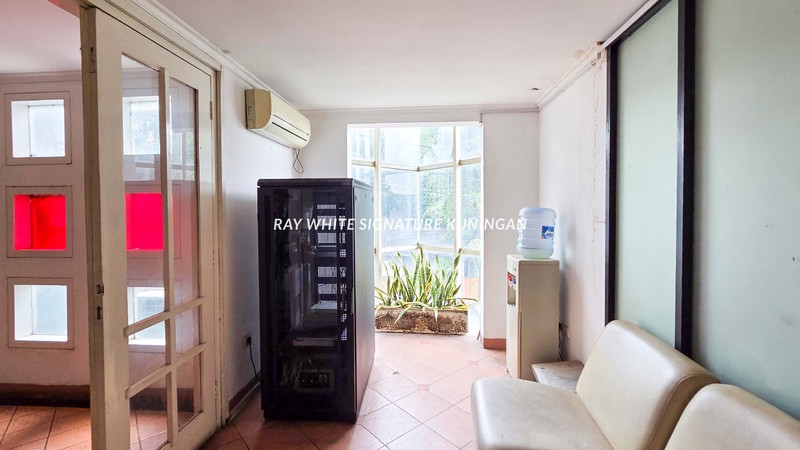 Rumah Hook Lokasi Prime di Tebet Barat Raya Cocok untuk Kantor, Usaha & Hunian