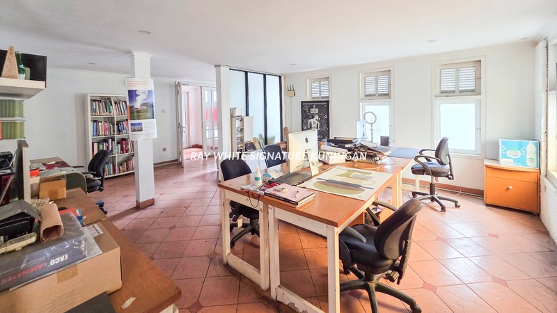 Rumah Hook Lokasi Prime di Tebet Barat Raya Cocok untuk Kantor, Usaha & Hunian