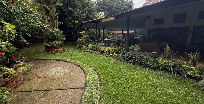 Dijual Rumah Luas Asri di Cipete Selatan