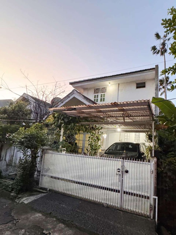 Rumah Minimalis, 2 Lantai, Rapih dan Apik di Bintaro 