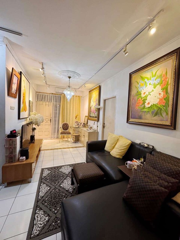 Rumah Minimalis, 2 Lantai, Rapih dan Apik di Bintaro 