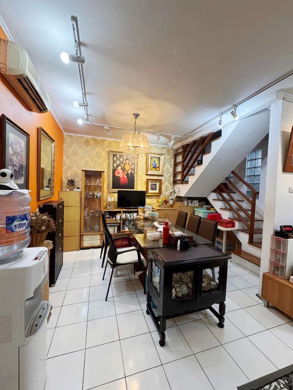 Rumah Minimalis, 2 Lantai, Rapih dan Apik di Bintaro 