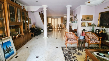 Rumah Strategis di Tanjung Barat Indah - Lokasi Premium Jakarta Selatan