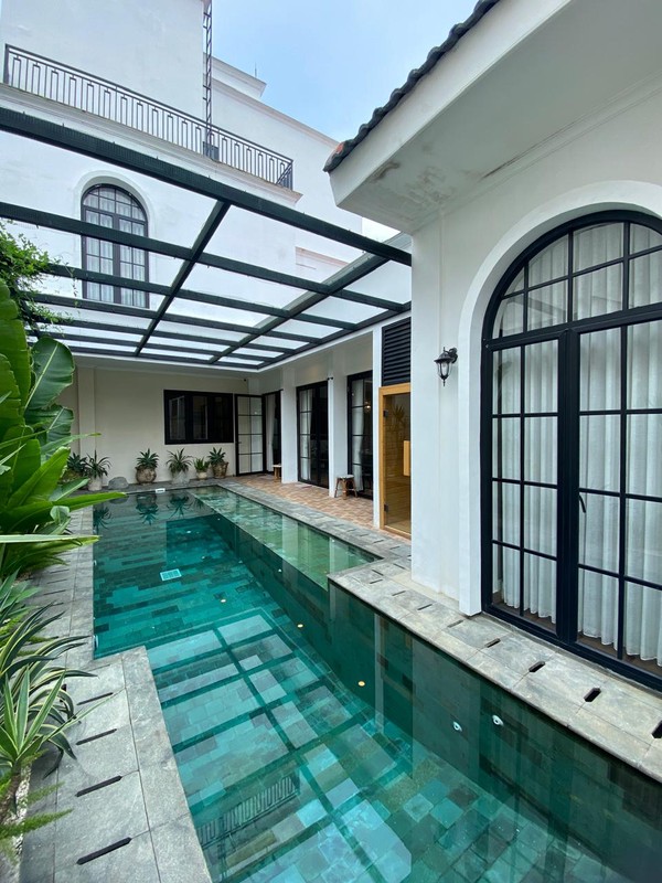 Rumah Mewah 3 Lantai dengan Private Lift di Lebak Bulus