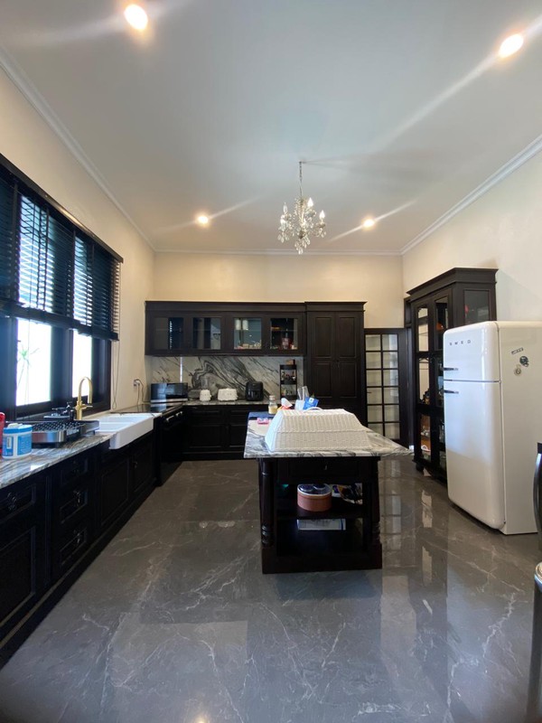 Rumah Mewah 3 Lantai dengan Private Lift di Lebak Bulus