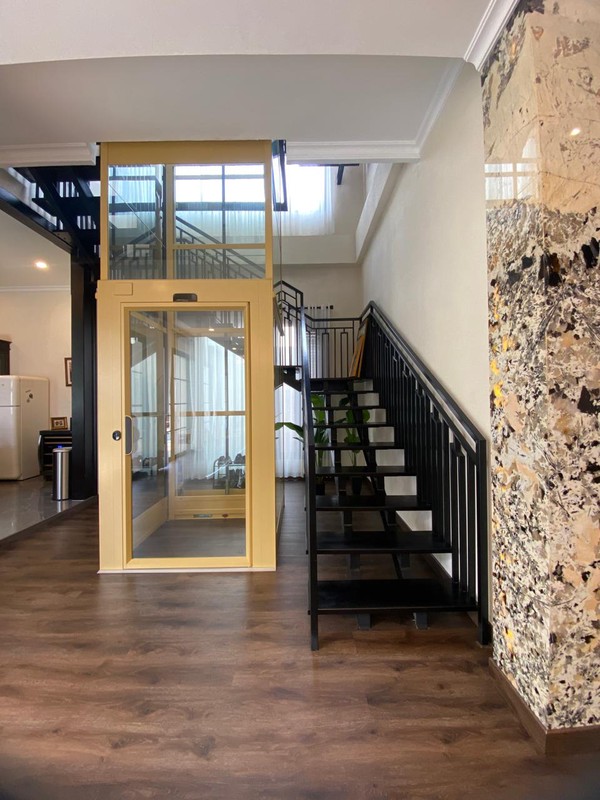 Rumah Mewah 3 Lantai dengan Private Lift di Lebak Bulus