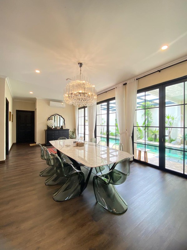 Rumah Mewah 3 Lantai dengan Private Lift di Lebak Bulus