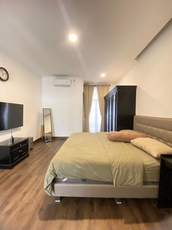 Rumah Mewah 3 Lantai dengan Private Lift di Lebak Bulus