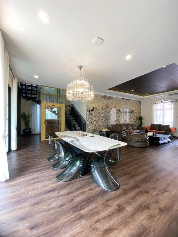 Rumah Mewah 3 Lantai dengan Private Lift di Lebak Bulus