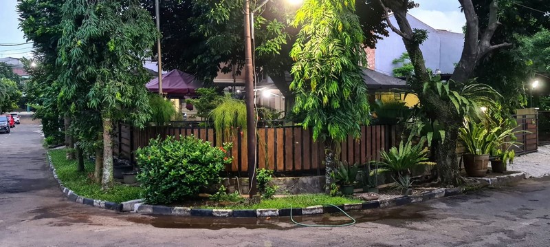 Rumah Siap Huni di Limus Pratama - LT 250m², Akses 2 Mobil, Lingkungan Nyaman