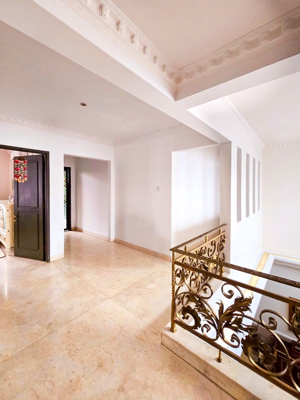 Rumah Hoek dengan Pool Menteng Residence Bintaro - Tangerang Selatan