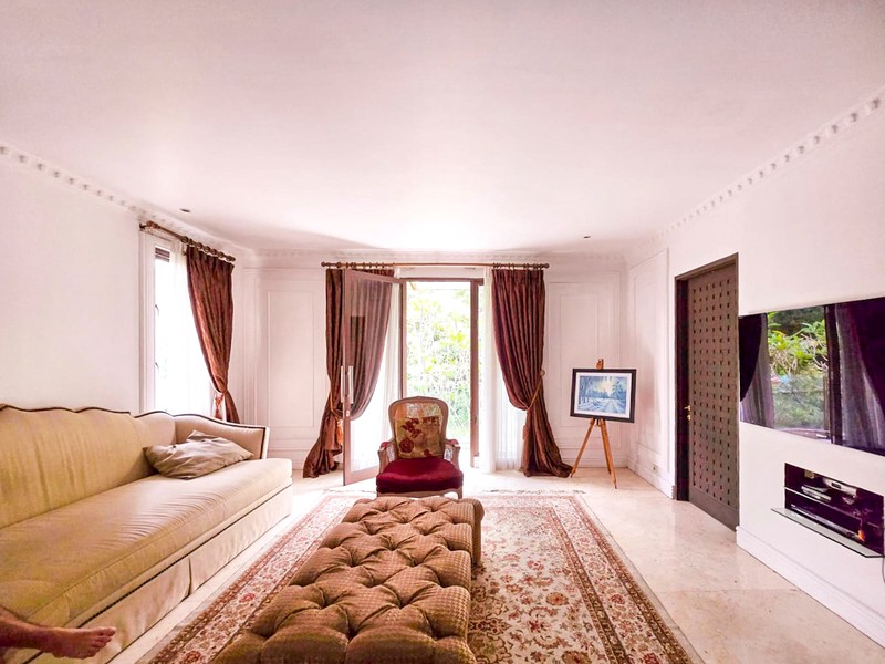 Rumah Hoek dengan Pool Menteng Residence Bintaro - Tangerang Selatan