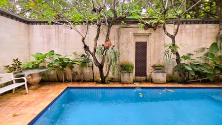 Rumah Hoek dengan Pool Menteng Residence Bintaro - Tangerang Selatan