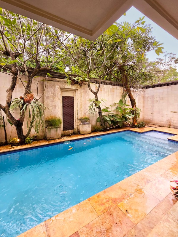 Rumah Hoek dengan Pool Menteng Residence Bintaro - Tangerang Selatan