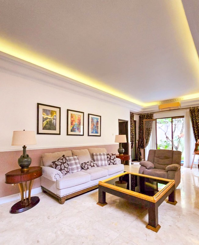 Rumah Hoek dengan Pool Menteng Residence Bintaro - Tangerang Selatan