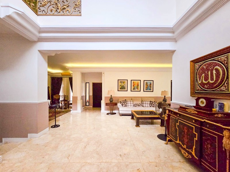 Rumah Hoek dengan Pool Menteng Residence Bintaro - Tangerang Selatan