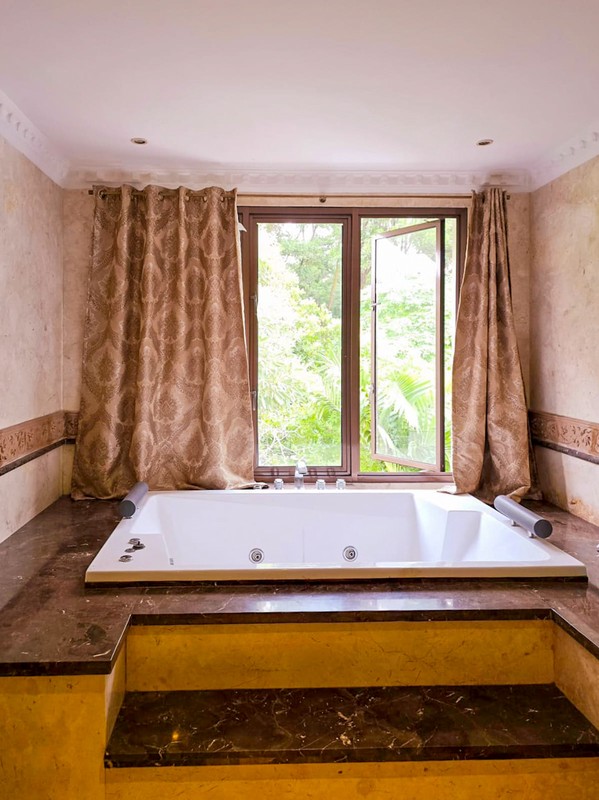 Rumah Hoek dengan Pool Menteng Residence Bintaro - Tangerang Selatan