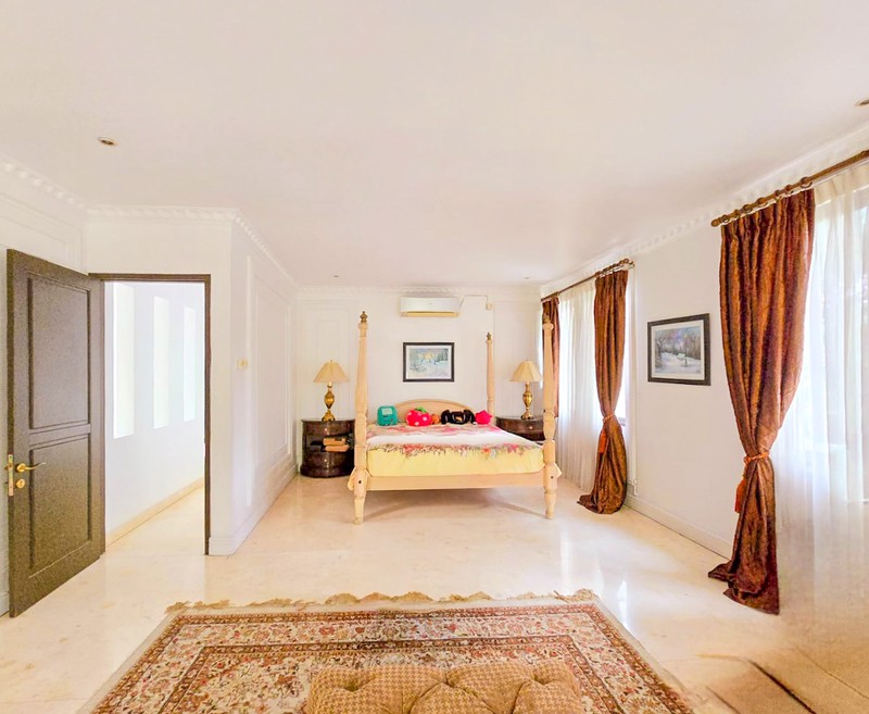 Rumah Hoek dengan Pool Menteng Residence Bintaro - Tangerang Selatan