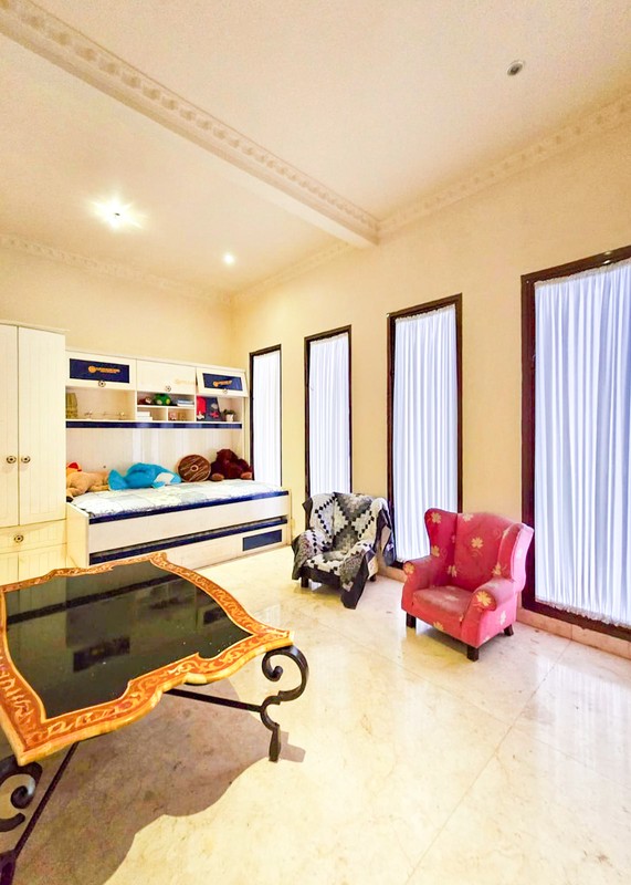 Rumah Hoek dengan Pool Menteng Residence Bintaro - Tangerang Selatan