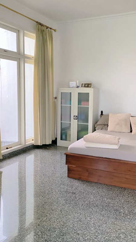 Dijual Rumah Lokasi Strategis Dalam Komplek Di Cinere, Depok