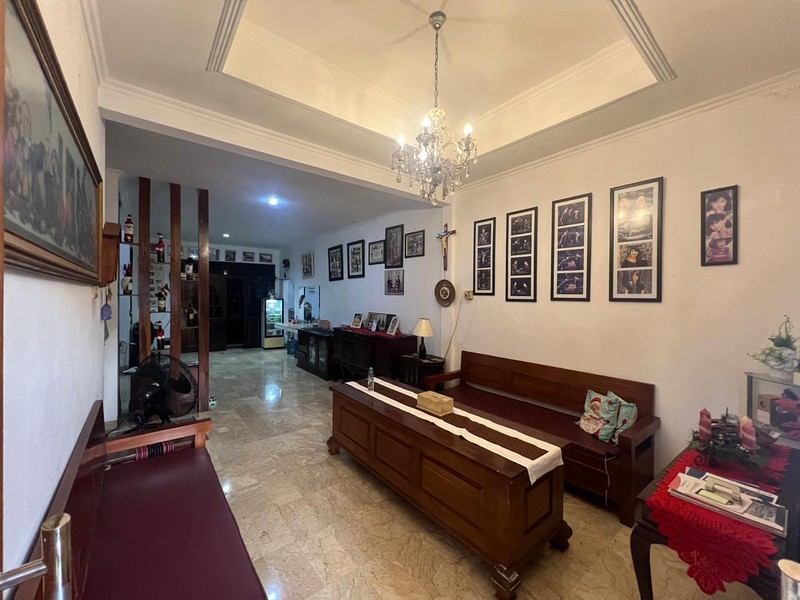 Rumah 2 Lantai Nyaman di Ciledug - Luas 212 m², 3 KT, SHM, Harga Nego!