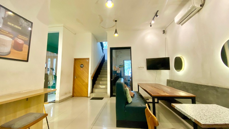 Rumah sewa strategis cocom untuk Coffe Shop dan office di Senayan Bintaro 