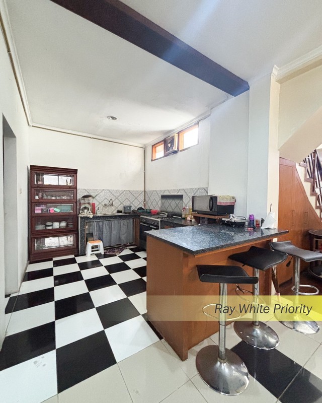 RUMAH SEMI KOS KOSAN DALAM KOMPLEK DENGAN POSISI HOEK DI BINTARO SEKTOR 3A, TANGERANG SELATAN