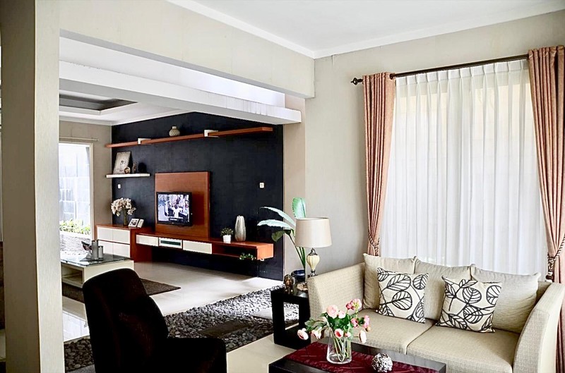 Jarang Ada!! Rumah Eksklusif Depan Taman dengan Inner Court Kebayoran Garden Bintaro Sektor 7