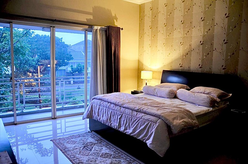 Jarang Ada!! Rumah Eksklusif Depan Taman dengan Inner Court Kebayoran Garden Bintaro Sektor 7