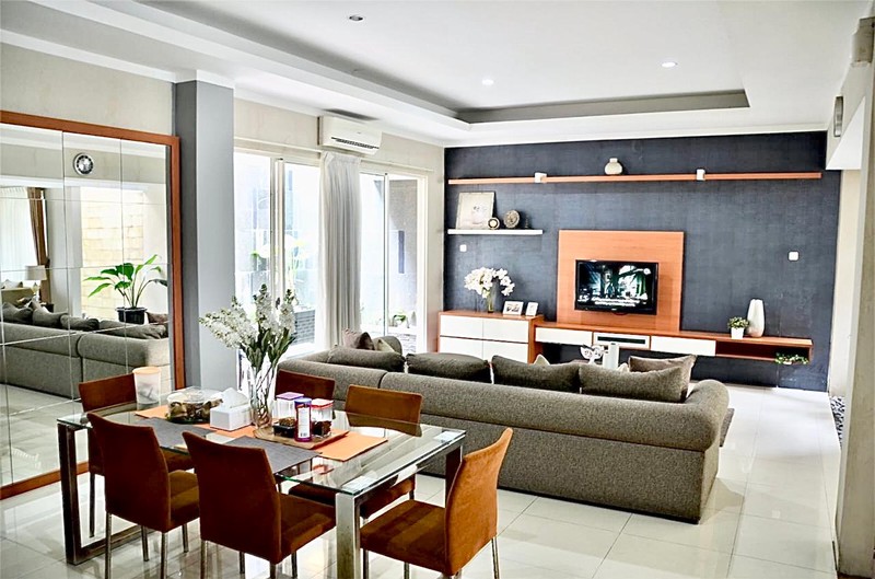 Jarang Ada!! Rumah Eksklusif Depan Taman dengan Inner Court Kebayoran Garden Bintaro Sektor 7