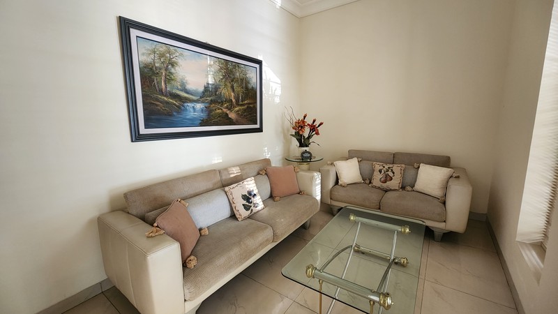 Dijual - Rumah Minimalis Terawat Sedikit Renov Regency 21 