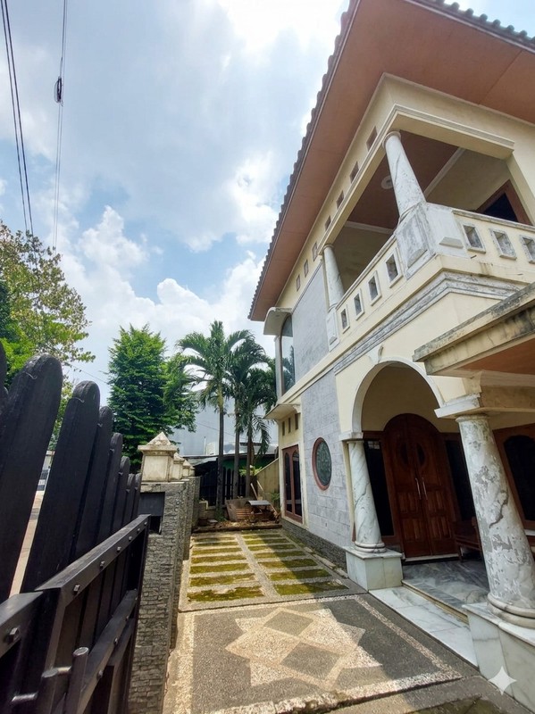 Rumah Besar 214m²/280m² Jakarta Timur, 5KT 5KM, SHM - Nego Sampai Deal!