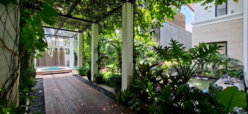 Rumah Dengan Taman Nyaman Seluas Samudera Di Cipete Utara Jaksel