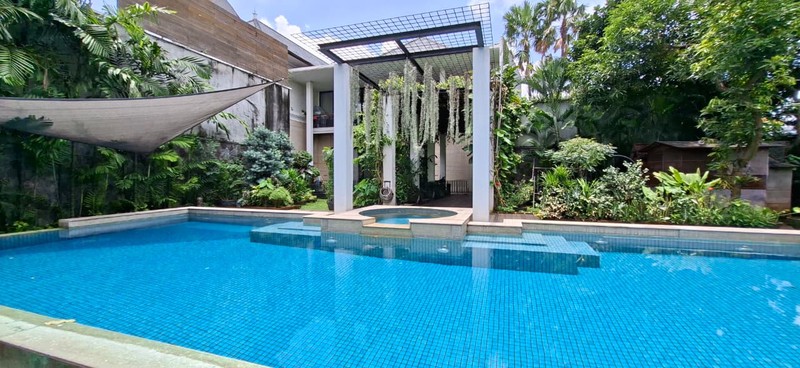 Rumah Dengan Taman Nyaman Seluas Samudera Di Cipete Utara Jaksel