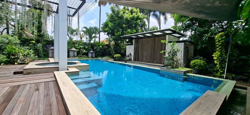 Rumah Dengan Taman Nyaman Seluas Samudera Di Cipete Utara Jaksel