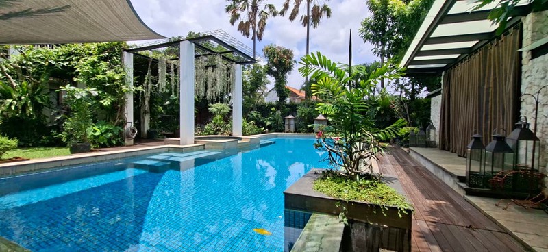 Rumah Dengan Taman Nyaman Seluas Samudera Di Cipete Utara Jaksel