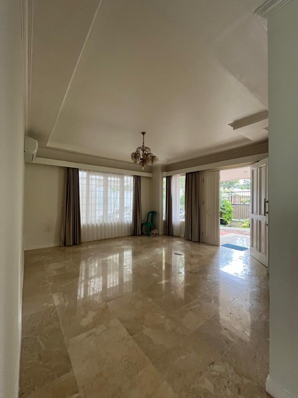 Rumah Nyaman Disewakan dengan Privat Pool di Lebak Bulus Dekat MRT