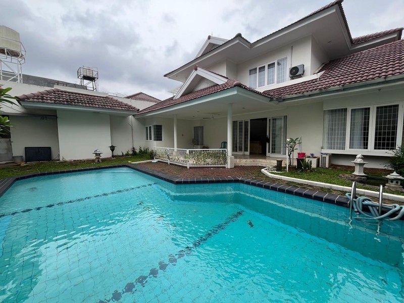 Rumah Nyaman Disewakan dengan Privat Pool di Lebak Bulus Dekat MRT