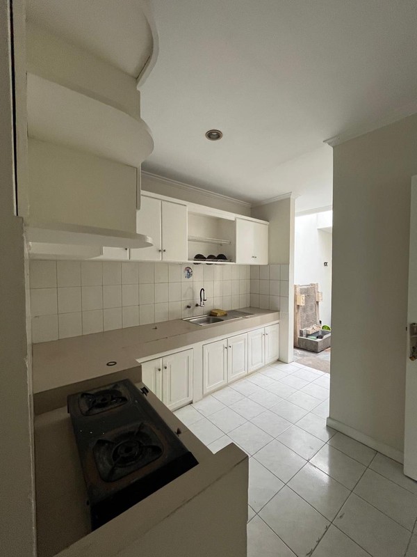 Rumah Nyaman Disewakan dengan Privat Pool di Lebak Bulus Dekat MRT